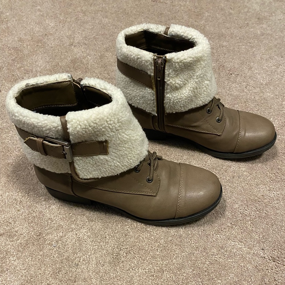Brown boots with faux fur